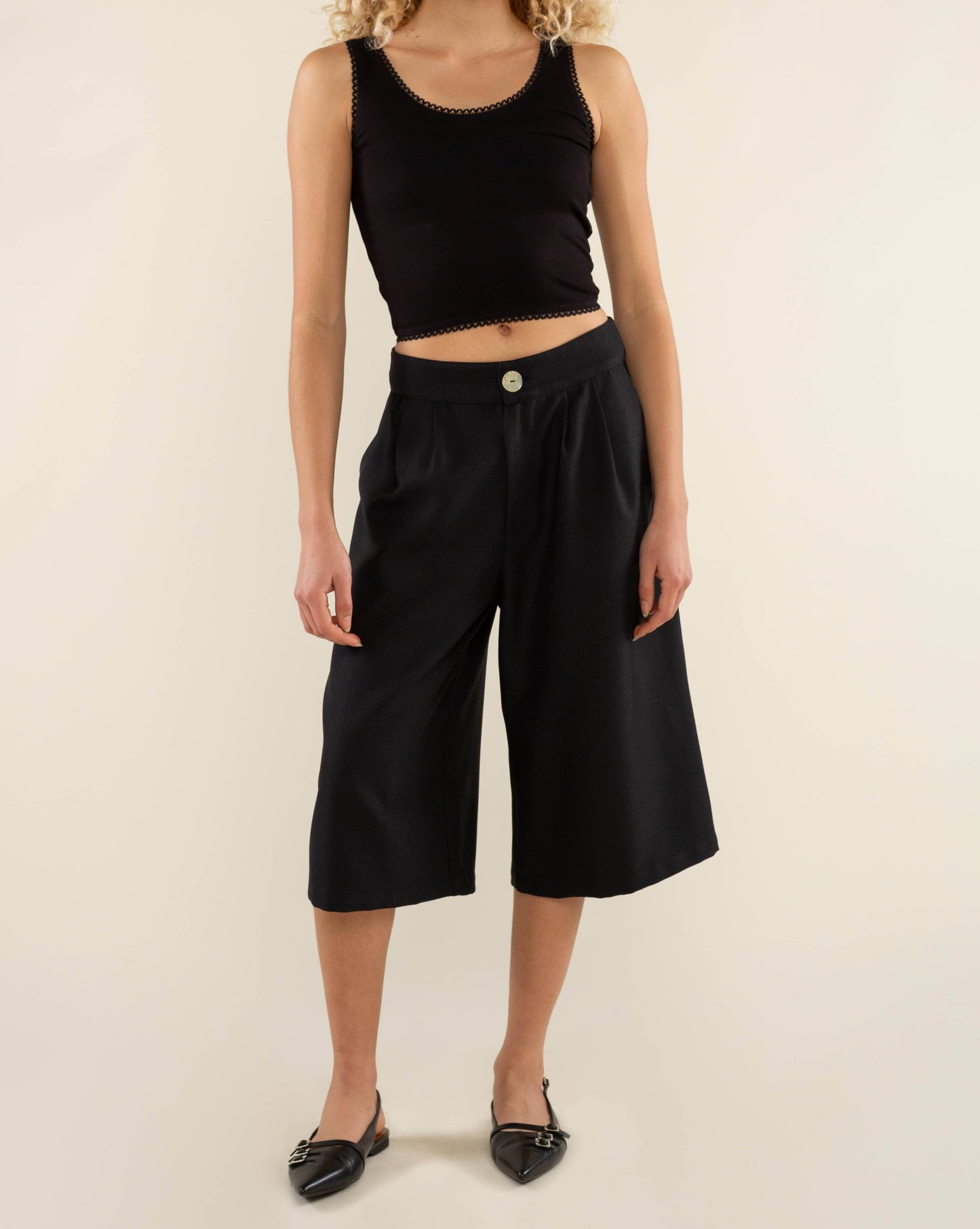 Scallop Trim Crop Tank Top : Black