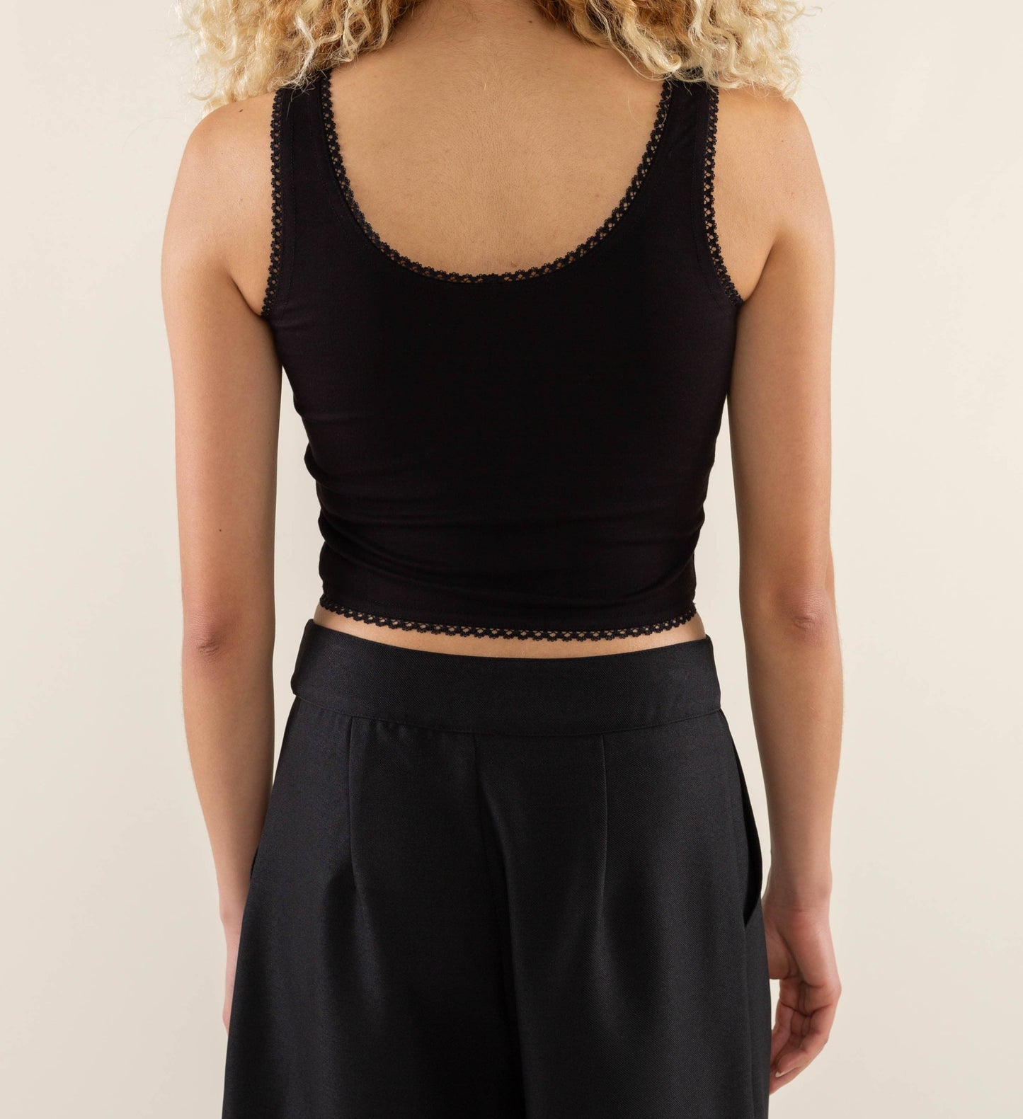 Scallop Trim Crop Tank Top : Black