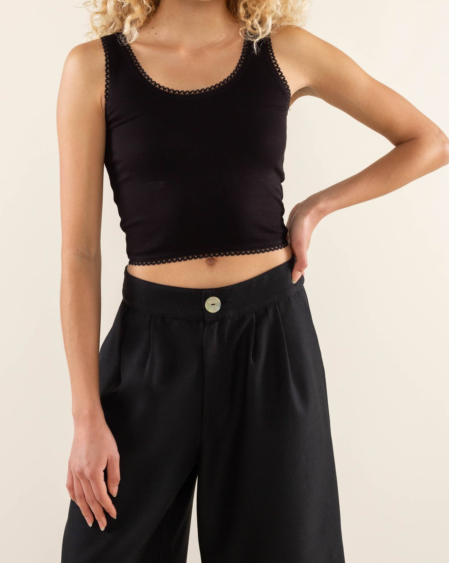 Scallop Trim Crop Tank Top : Black